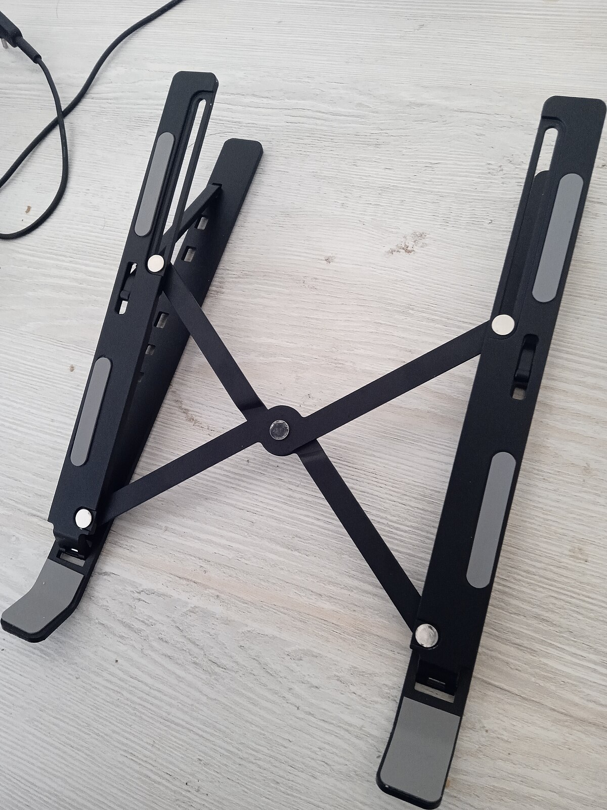 Nulaxy Adjustable Laptop Stand (Aluminum)